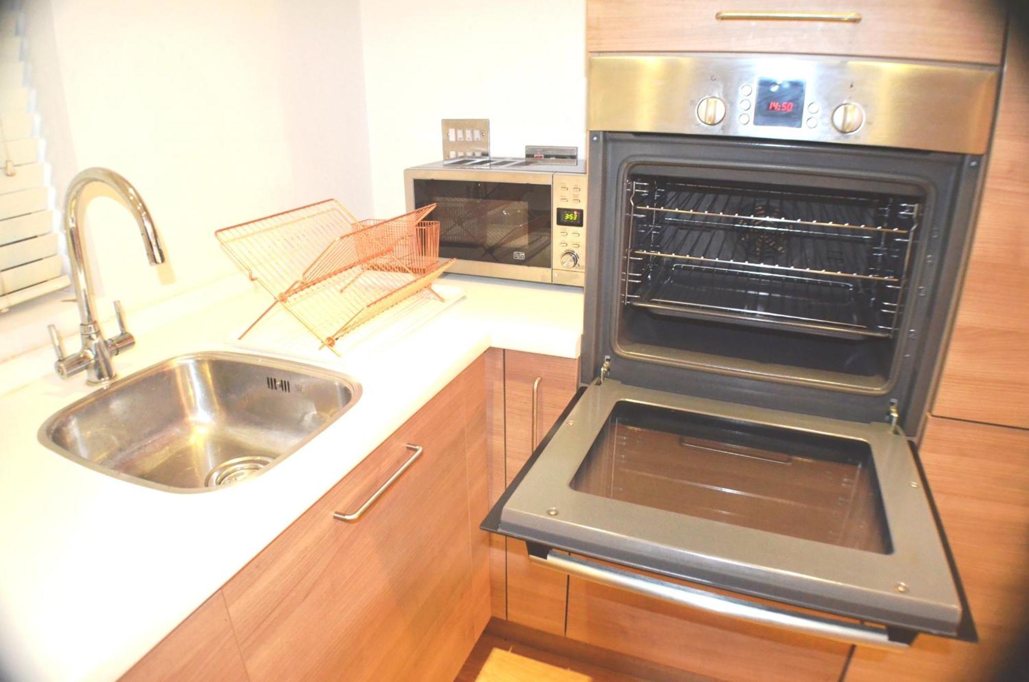 Brentwood Town Retreat - Large 2 Bedroom Apartment 外观 照片